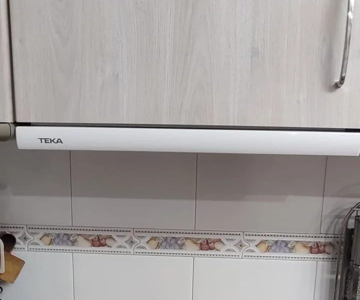 Campana extractora TEKA instal·lada sota el moble alt d’una cuina.