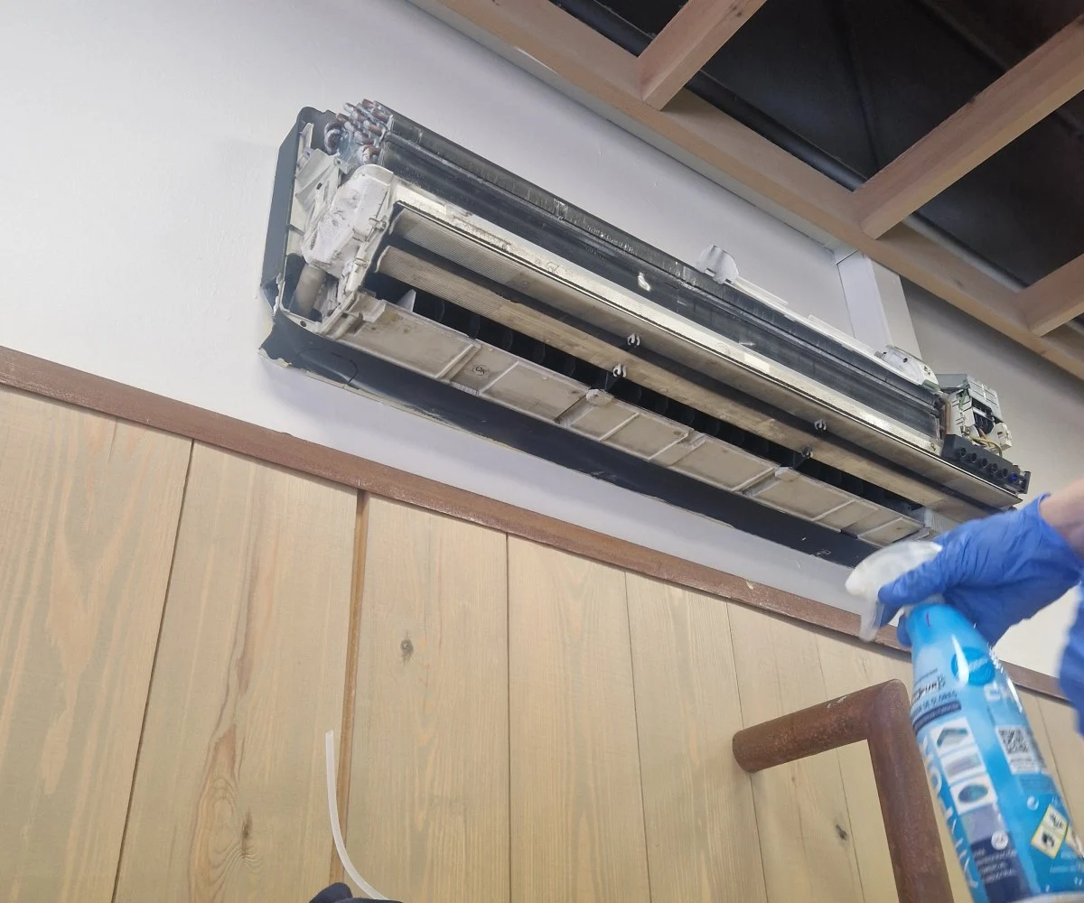 Neteja del ventilador d’un split de paret amb producte específic.