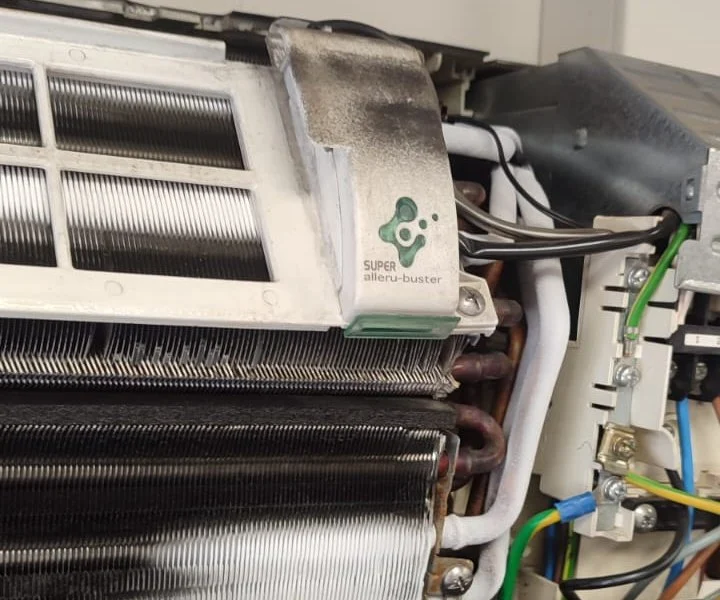 Split desmuntat amb la bateria d’intercanvi i el ventilador a la vista.